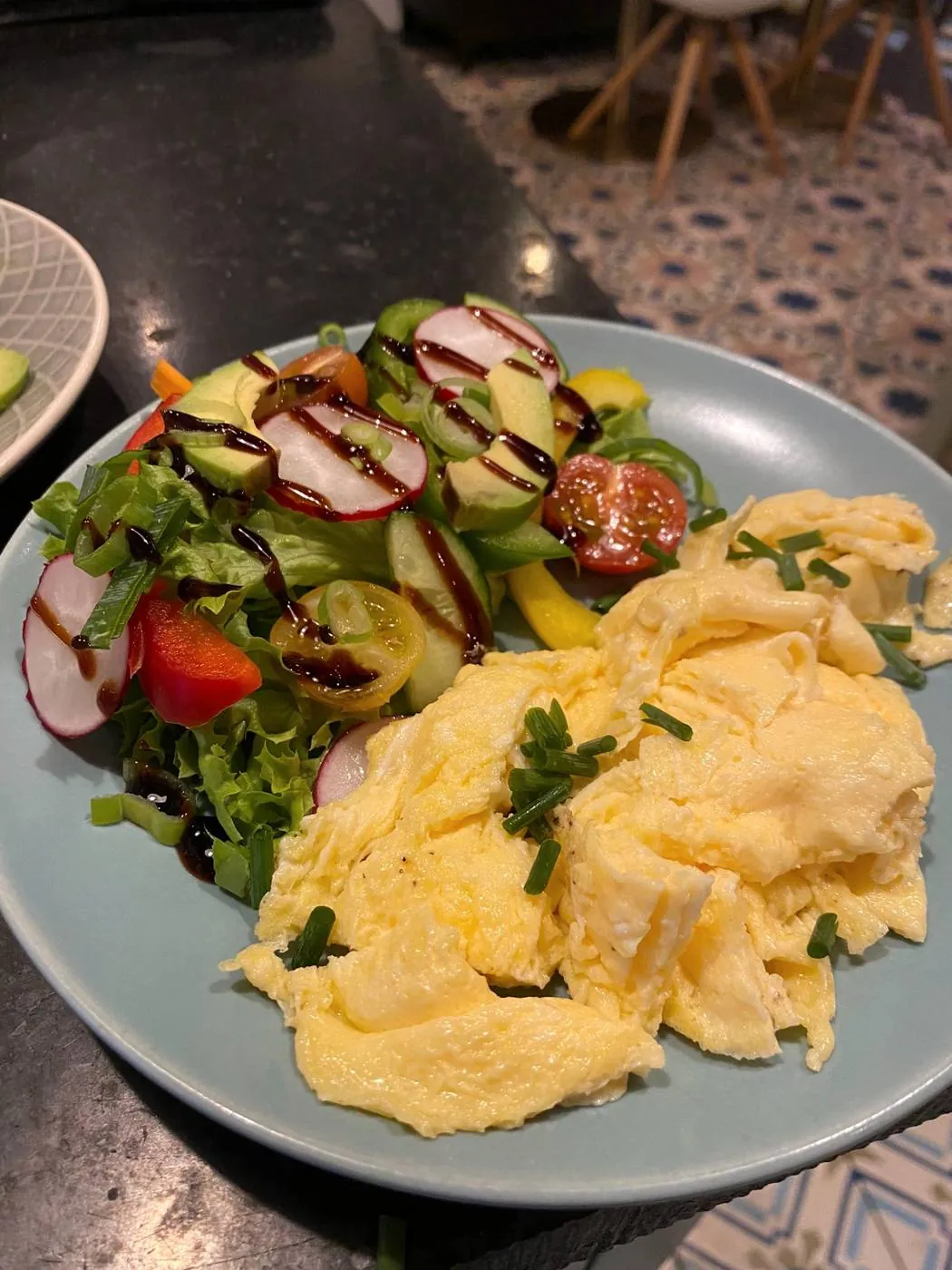 Bio-Rührei mit Schnittlauch und frischem Salat im Maison Marsil