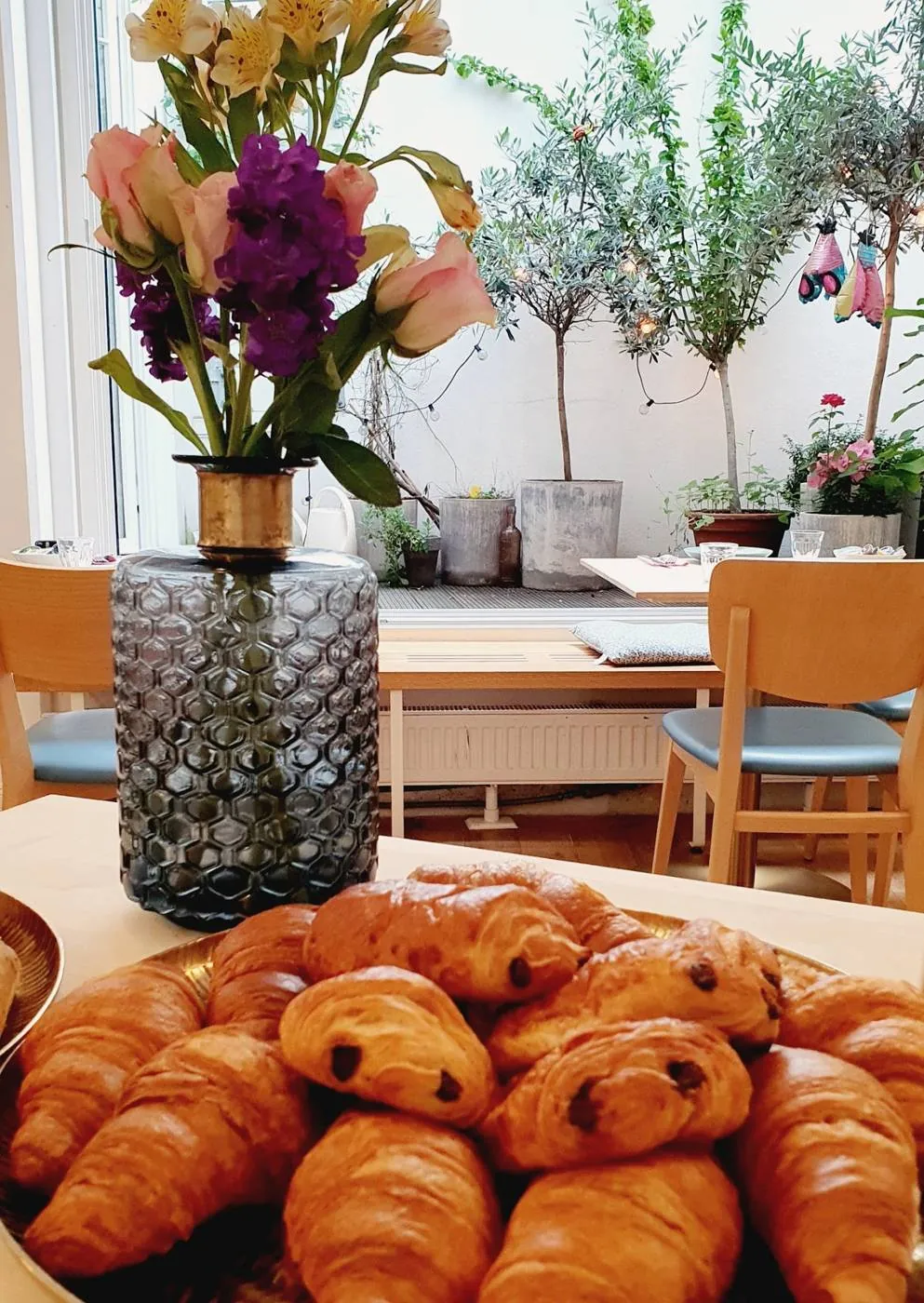 Croissants und Pains au Chocolat auf dem Frühstücksbuffet im Maison Marsil mit Blick in den Wintergarten