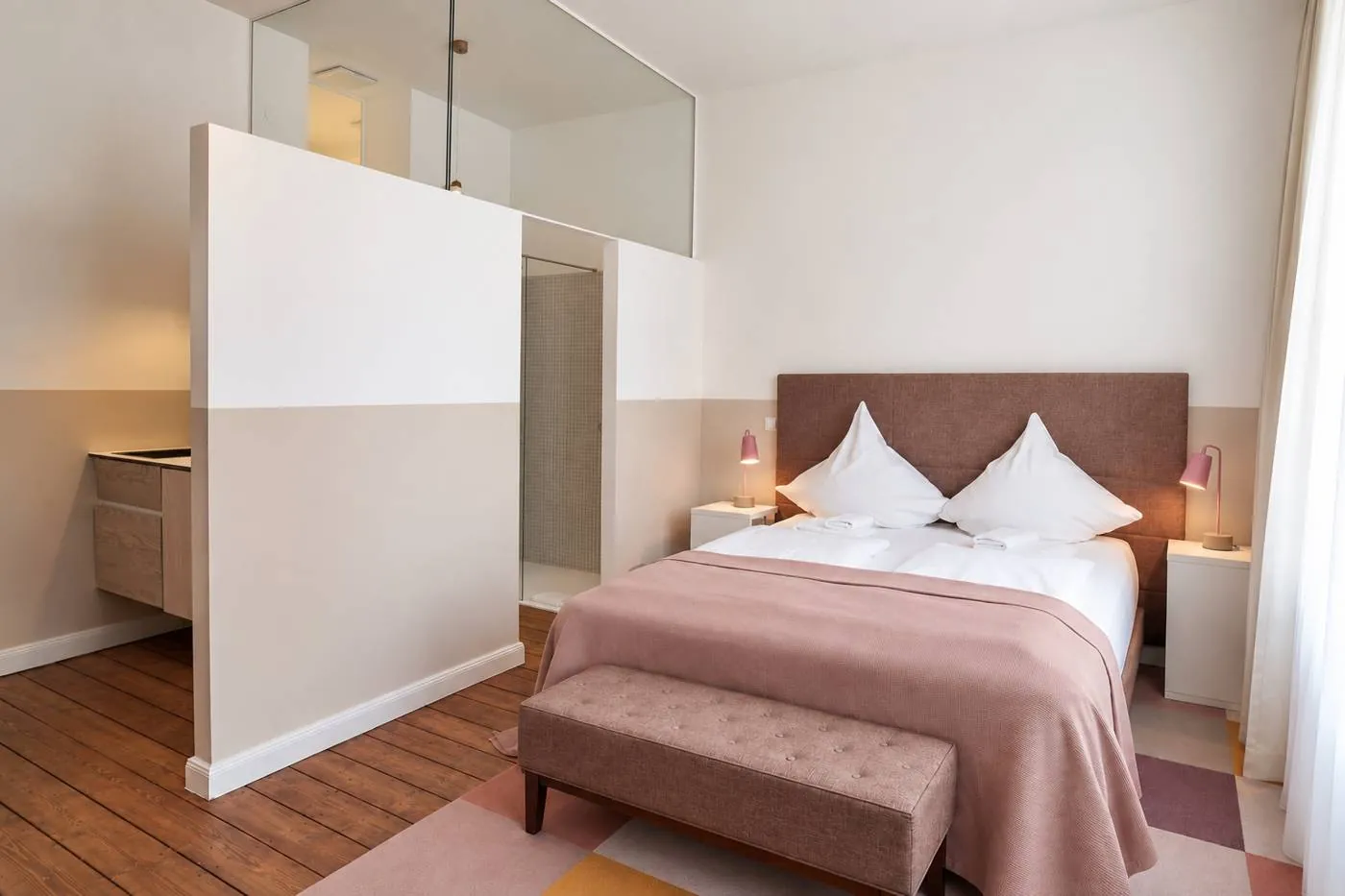 Deluxe Zimmer mit Doppelbett und Bad hinter Glaswand