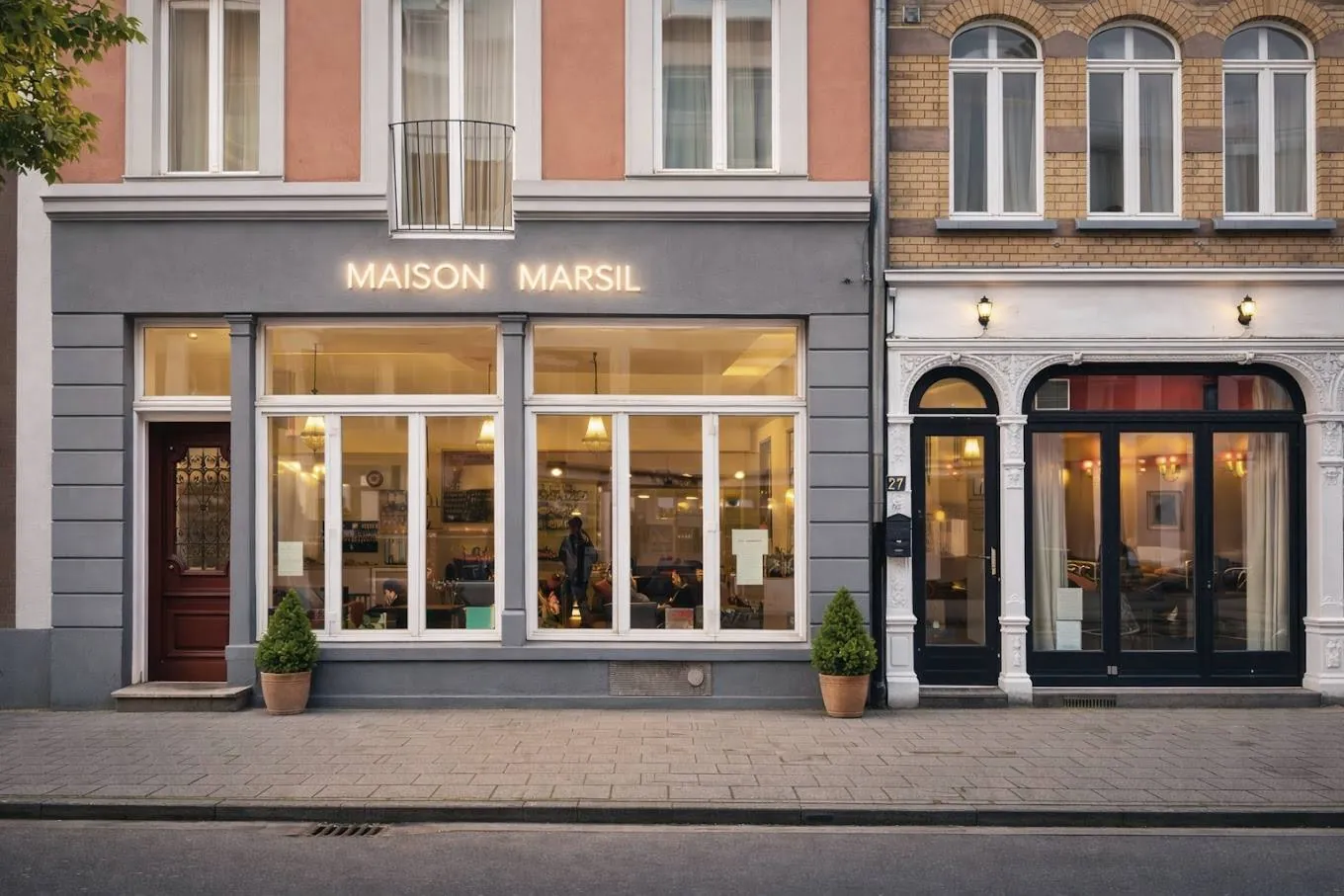 Fassade des Boutique Hotels Maison Marsil am Marsilstein in Köln mit beleuchtetem Schriftzug