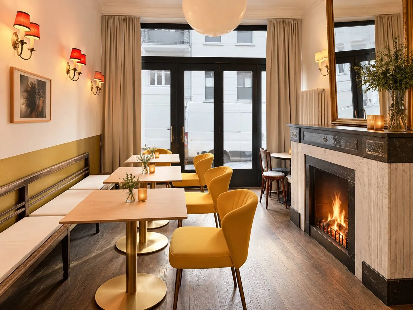 Kaminzimmer im Maison Marsil mit Kamin, goldenem Spiegel und Sitzbank