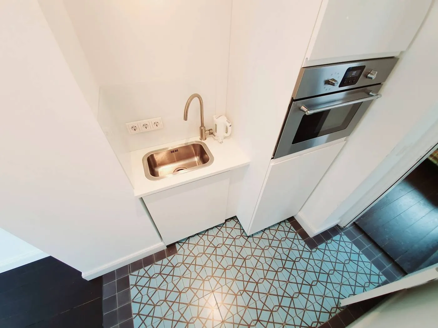 Kitchenette der Suite mit Spüle, Backofen und Wasserkocher