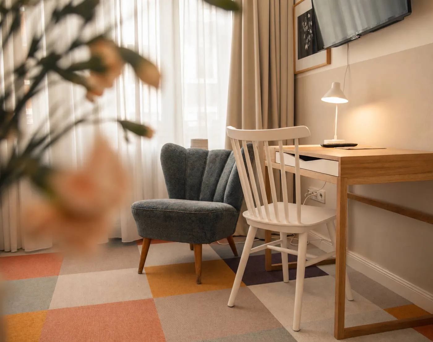 Sessel und Schreibtisch am Fenster im Deluxe Zimmer