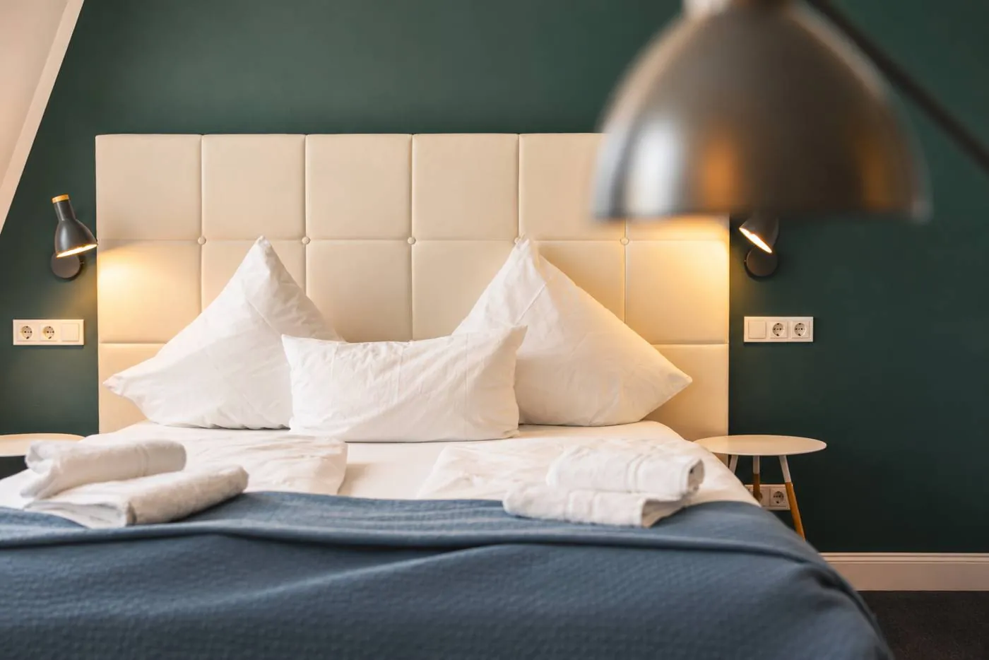 Suite im Maison Marsil mit Doppelbett, grüner Wand und Leselampen